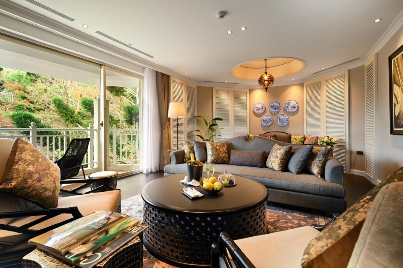 Hualien Farglory Hotel Yanliau Rom bilde The living room of a suite at The Oberoi, Mumbai